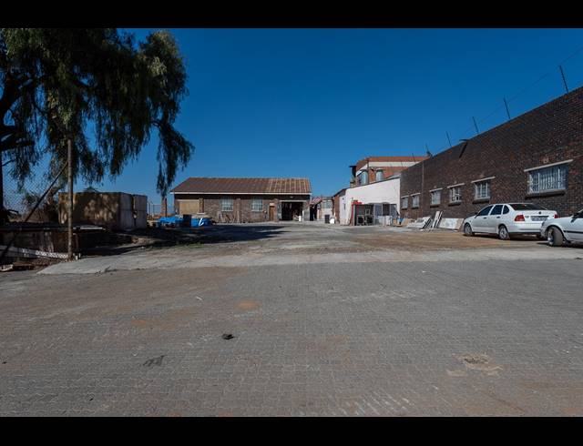 1,200M² BUILDING FOR SALE IN VILLAGE MAIN